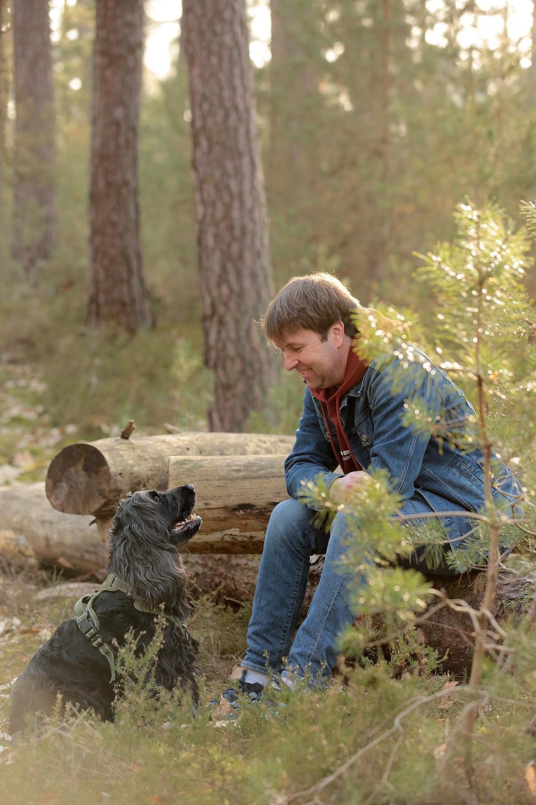 Martin Noel mit Hund im Wald